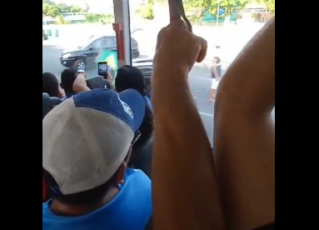 Indignados, trabalhadores no ônibus protestam por arruaça nas rodovias. Reprodução de vídeo