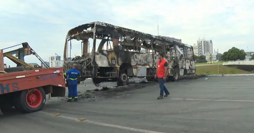 Ônibus queimado. Foto: TV Globo/Reprodução