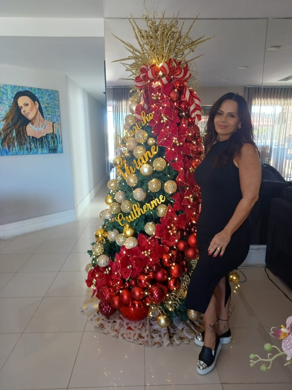Viviane Araújo mostra árvore de Natal. Foto: Divulgação/Palmer Assessoria de Comunicação