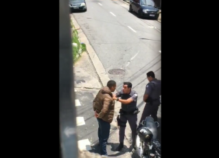 Policial agride motociclista. Foto: Reprodução/Twitter/Choquei