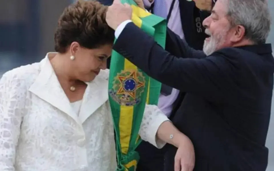 Dilma recebe a faixa presidencial de Lula. Foto: Fabio Rodrigues/Agência Brasil