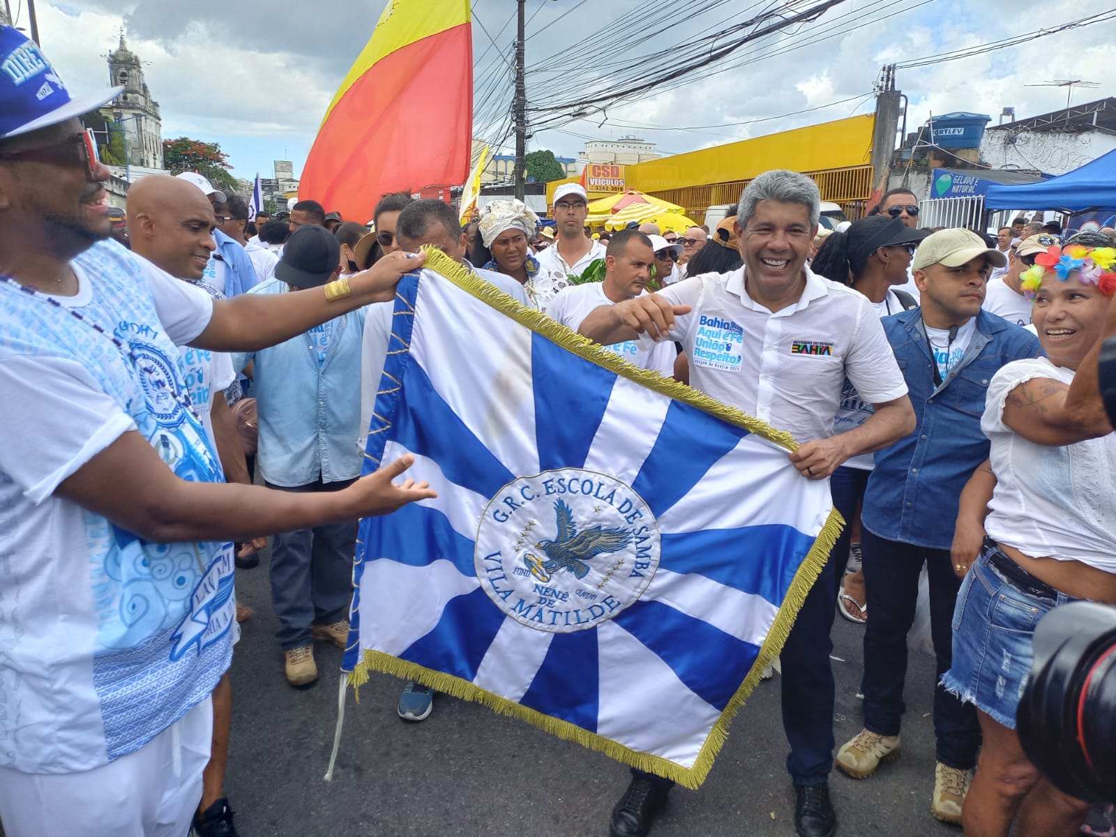 Márcio Telles e Jerônimo Rodrigues (PT), com a bandeira da Nenê de Vila Matilde. Foto: Divulgação