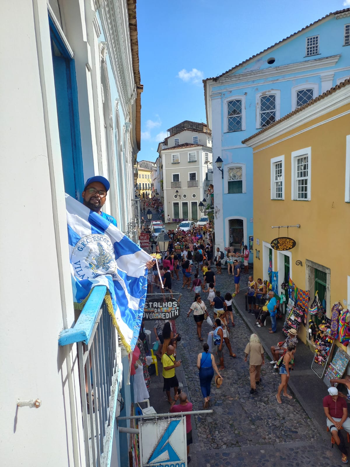 Fábio Gouveia com a bandeira da Nenê de Vila Matilde. Foto: Divulgação