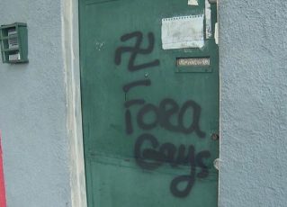 Casal gay teve portão de casa pichado. Foto: Reprodução/TV Globo