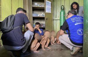 Crianças ianomâmis desnutridas. Foto: Divulgação/Urihi Associação Yanomami