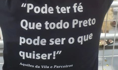 Camiseta com verso do samba da Mocidade Alegre 2023. Foto: Reprodução/Instagram/leflecha