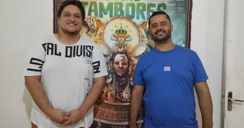 Tiago Freitas e Leandro Barbosa no barracão da Império de Casa Verde. Foto: Guilherme Queiroz/SRzd