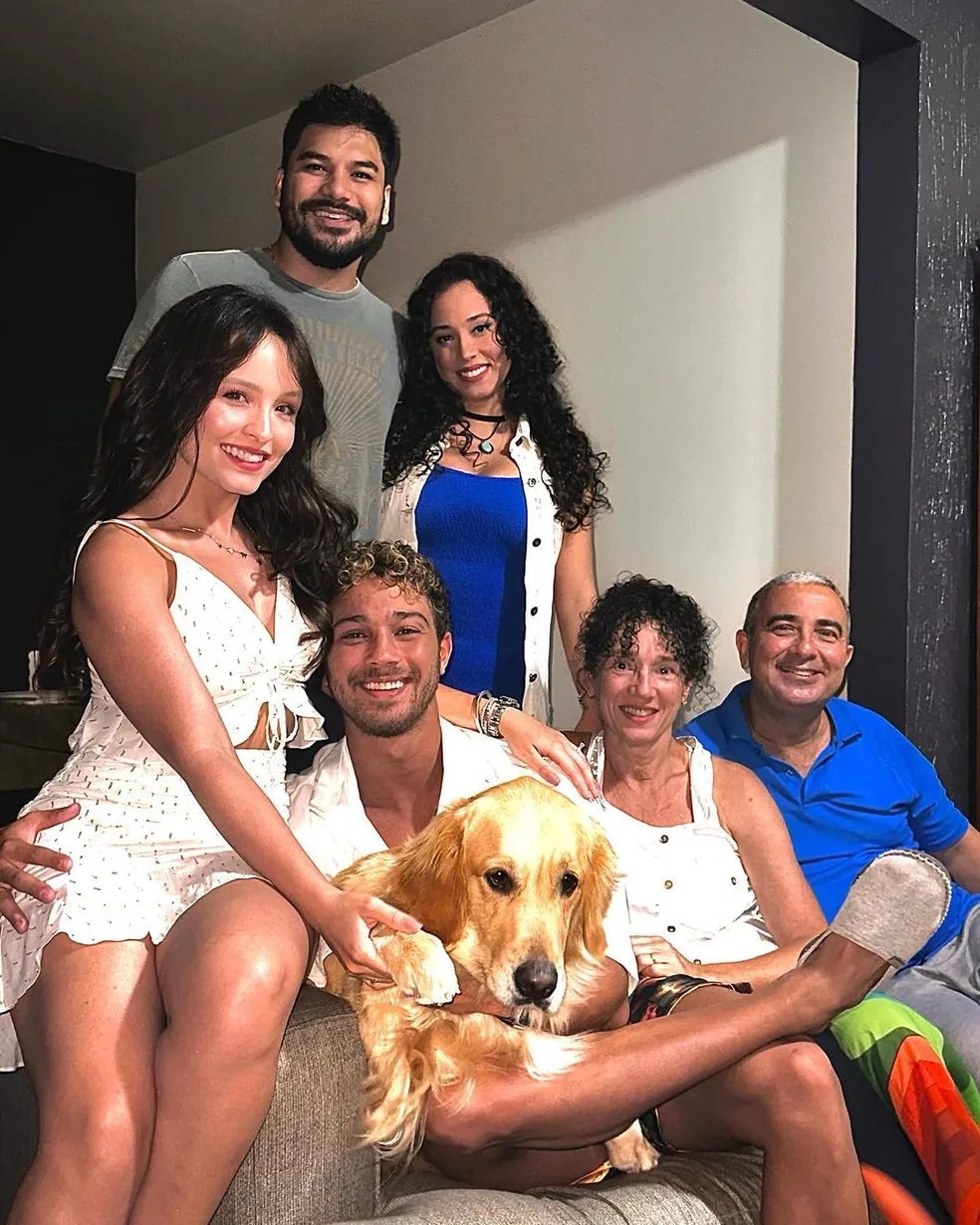 Larissa Manoela com a família de André Luiz Frambach. Foto: Reprodução/Instagram
