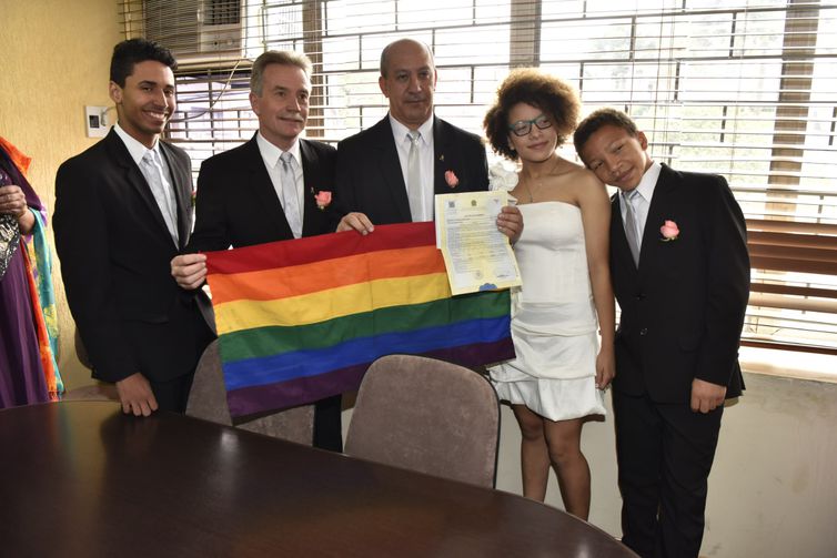 Toni Reis, David Harrad e os filhos, na comemoração dos 10 anos de casamentos homoafetivos no Brasil. Foto: Divulgação