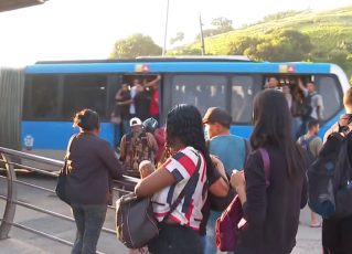 Trens e ônibus tentam normalizar operação na Zona Oeste do Rio. Foto: Reprodução de TV