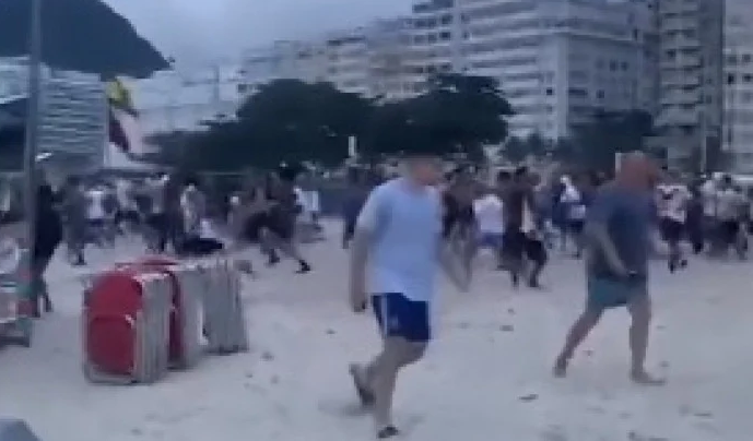 Torcedores brigaram na Praia de Copacabana. Foto: Reprodução de Vídeo