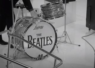 Bateria com o logo da banda Beatles. Foto: Reprodução/Youtube/The Beatles