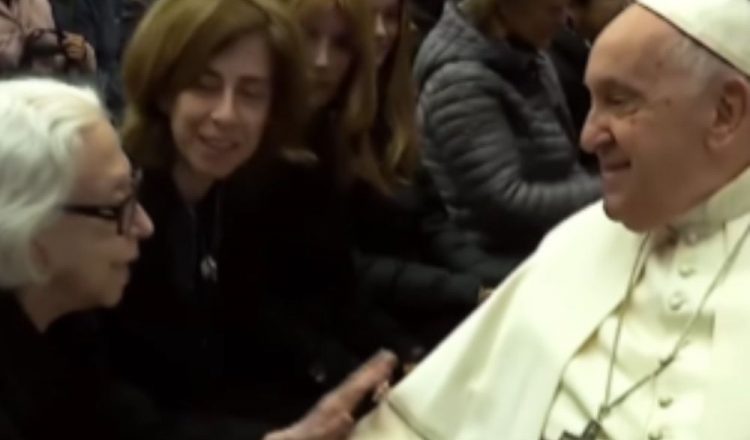 Fernanda Montenegro se encontra com Papa Francisco. Foto: Reprodução de Vídeo