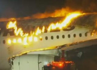 Avião pega fogo no Japão. Foto: Reprodução de TV