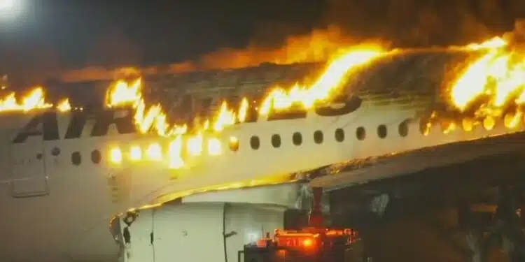 Avião pega fogo no Japão. Foto: Reprodução de TV