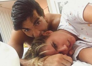 Deborah Secco publica selfie na cama com o marido, Hugo Moura. Foto: Reprodução/Instagram