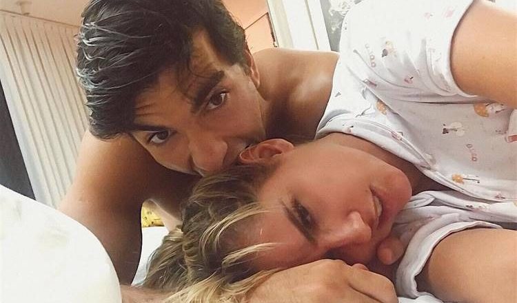 Deborah Secco publica selfie na cama com o marido, Hugo Moura. Foto: Reprodução/Instagram