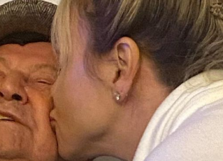 Eliana beija o pai, José Bezerra. Foto: Reprodução/Instagram/Eliana