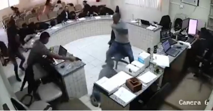 Homem invade tribunal, atira no assassino. Foto: Reprodução de vídeo