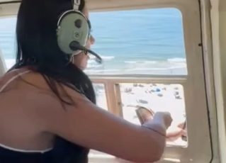 Em helicóptero, Bell Ponciano joga dinheiro em praia. Foto: Reprodução/Instagram/Bell Ponciano