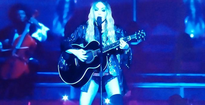 Madonna ao violão. Foto: Reprodução/Vídeo